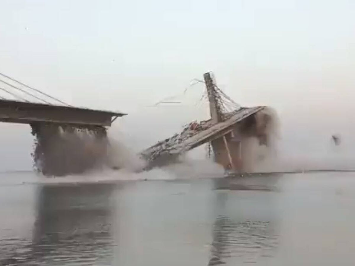 Foto: Impresionantes imágenes: un puente de 20 millones de dóalares se derrumba sobre un río (Twitter)