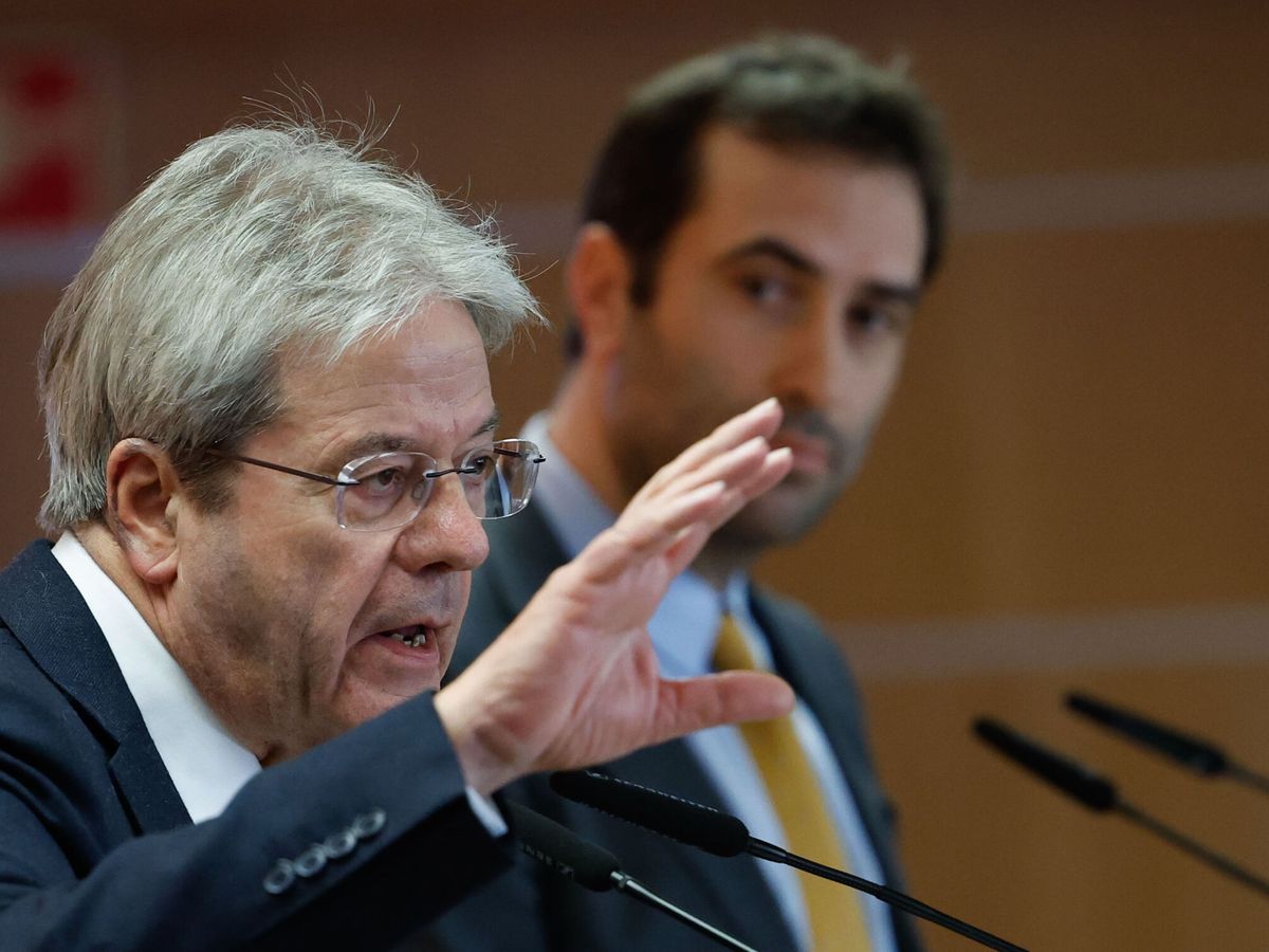 Foto: El comisario de Economía de la UE, Paolo Gentiloni, y el ministro de Economía de España, Carlos Cuerpo. (EFE/Chema Moya)