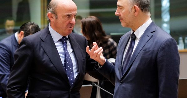 Foto: El ministro español de Economía, Luis de Guindos (izq), conversa con el comisario europeo de Economía y Asuntos Financieros, Pierre Moscovici. (EFE)