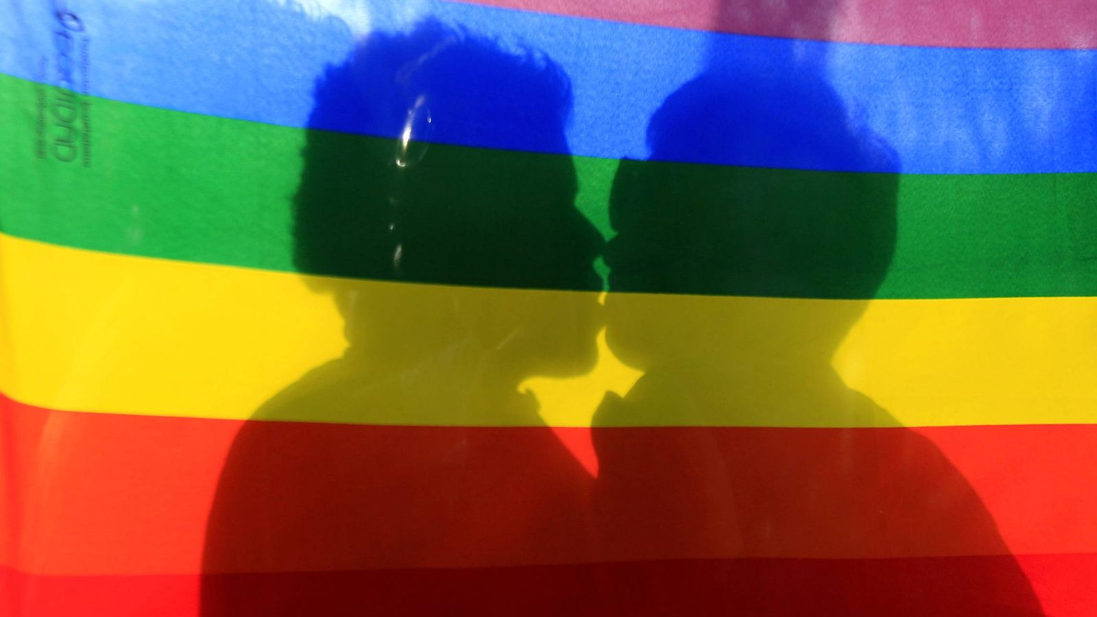 Foto: Una pareja de la comunidad de Gays, Lesbianas, Bisexuales y Transexuales (GLBT), se besa. (EFE)