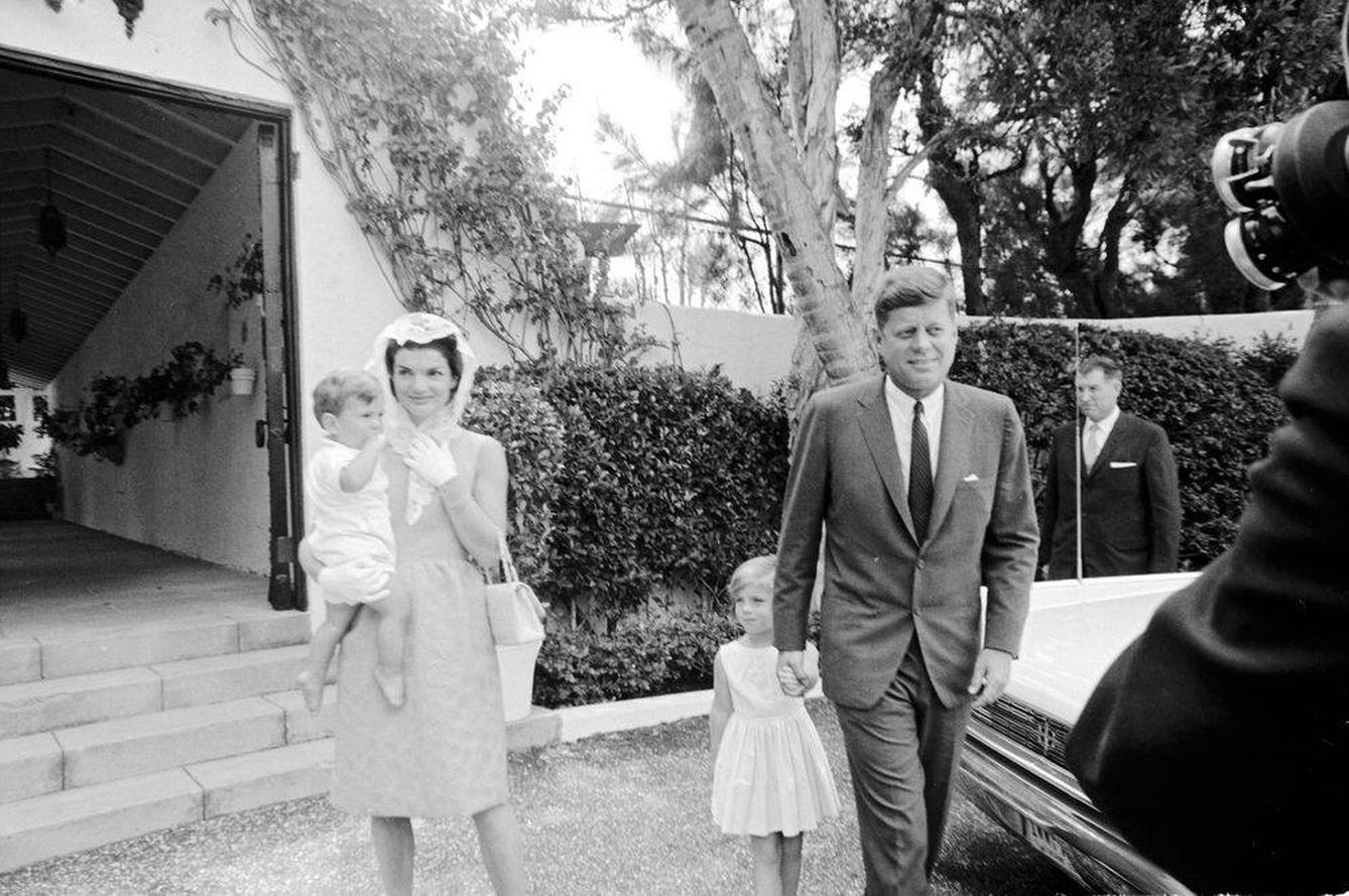 Kennedy en Palm Beach junto a su familia. (JFK Library)