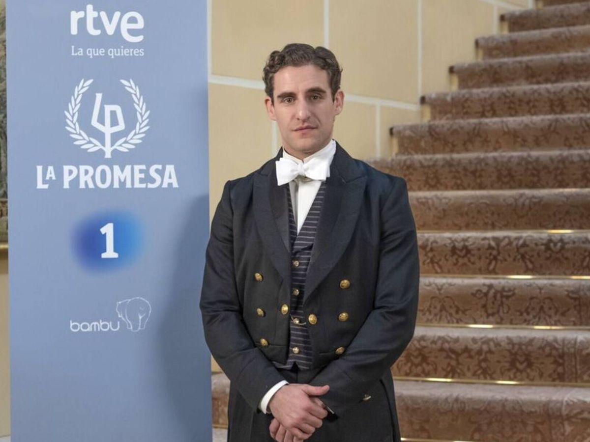 Foto: Enrique Fortún, en una imagen promocional de 'La Promesa'. (RTVE)