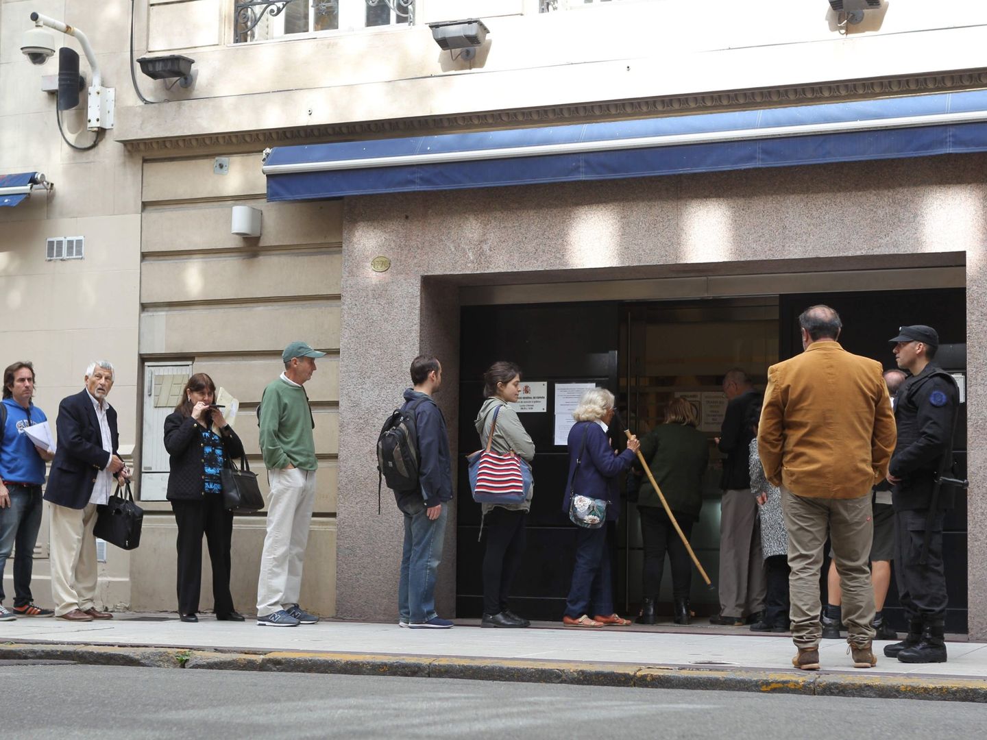Ciudadanos haciendo cola en el Consulado de España en Argentina durante las pasadas elecciones. (EFE)