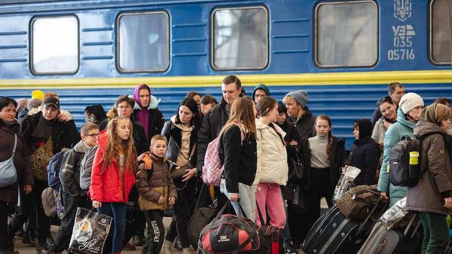 Refugiados de Mariupol saliendo de la estación de tren de Lviv el 24 de marzo de 2022. La mayoría abandonó Ucrania. (Operador ferroviario estatal ucraniano)