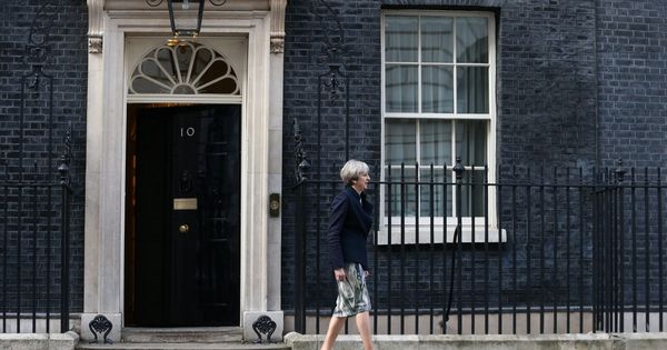 Foto: La primera ministra Theresa May en la puerta de su residencia en Downing Street. (Reuters)