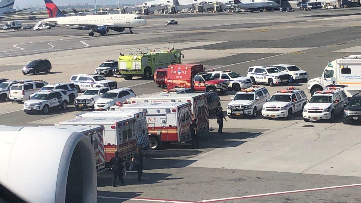 Avión en cuarentena en NY: ¿por qué varios pasajeros han enfermado en pleno vuelo?