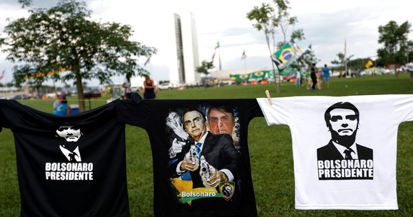 Foto: Camisetas del candidato ultraderechista Jair Bolsonaro a la venta en Brasilia, el 27 de octubre de 2018. (Reuters)