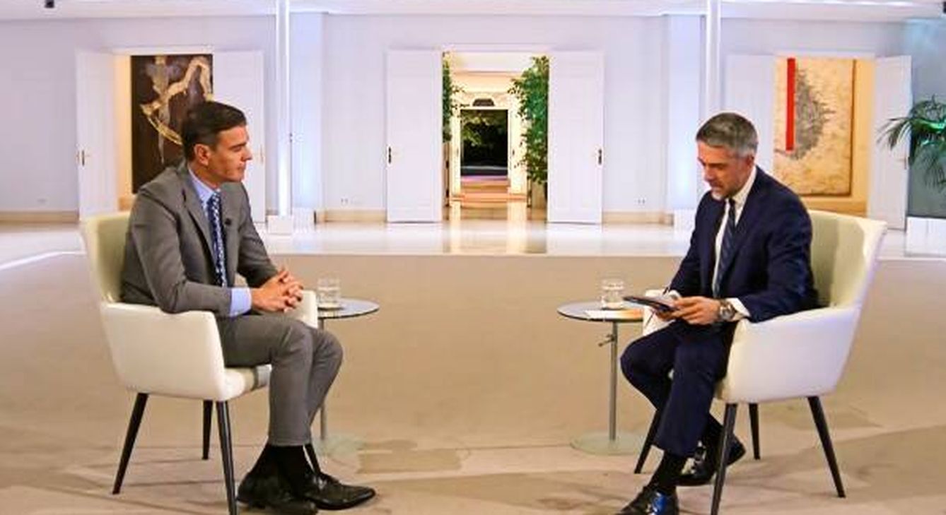 Sánchez y el periodista Carlos Franganillo, en la entrevista de TVE