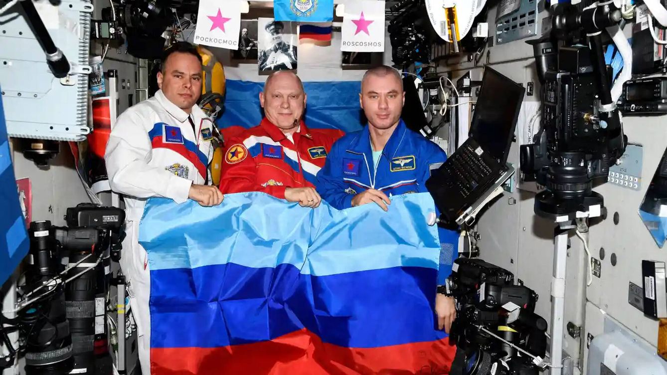 Foto: Los cosmonautas rusos Oleg Artemyev, Denis Matveev y Sergey Korsakov con la bandera de la república no reconocida de Lugansk, autoproclamada por los rusófilos en territorio ucraniano. (Roscosmos)