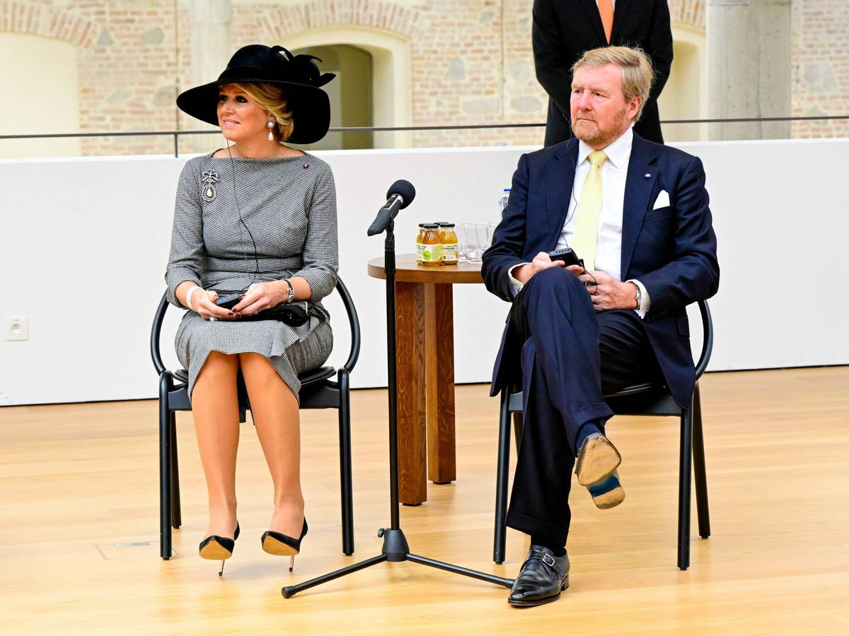 Foto: La reina Máxima apoya sus tacones de aguja para descansar los pies. (Cordon Press)