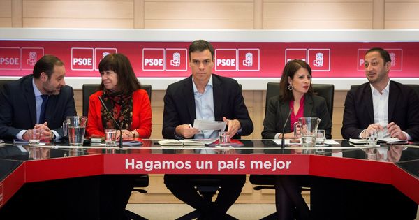 Foto: Sánchez, en la reunión de la permanente del PSOE, con Cristina Narbona, Adriana Lastra, José Luis Ábalos y Alfonso R. Gómez de Celis, este 11 de abril. (EFE)