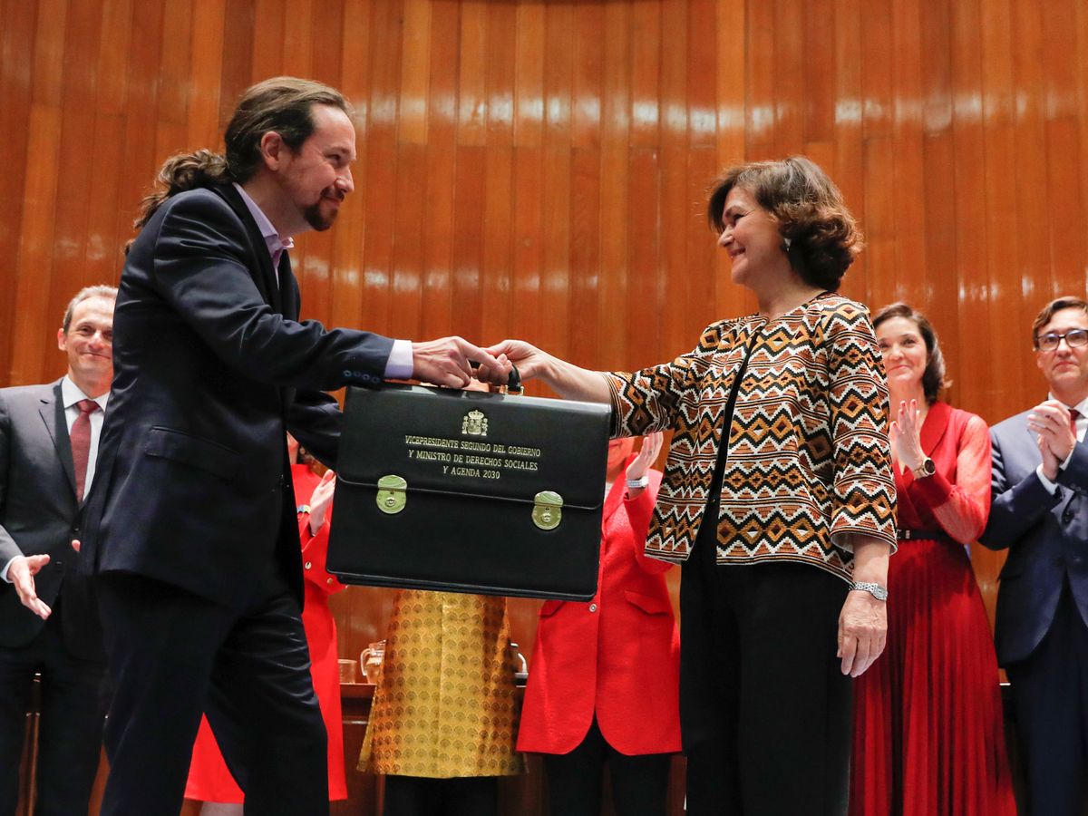 Foto: La vicepresidenta primera, Carmen Calvo, entrega la cartera a Pablo Iglesias, nuevo vicepresidente segundo, este 13 de enero en el Ministerio de Sanidad. (Reuters)