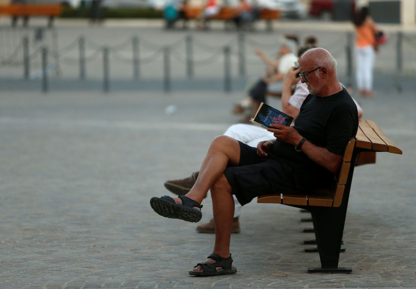 Un hombre en Malta, luchando contra el aburrimiento. (Reuters/Darrin Zammit Lupi)