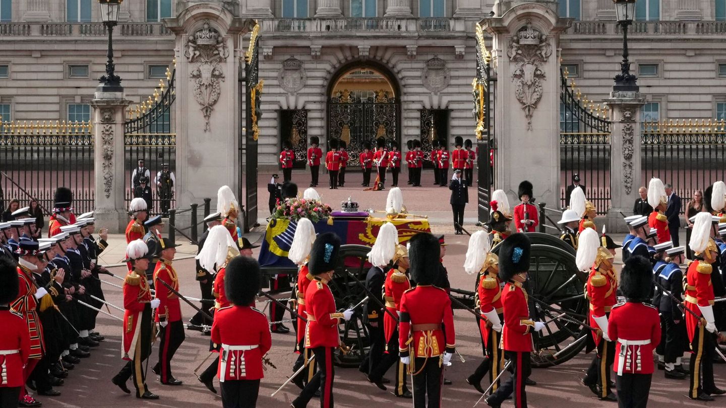 El cortejo fúnebre de Isabel II a su paso por el Palacio de Buckingham, donde los trabajadores del edificio le han rendido homenaje. (Reuters)