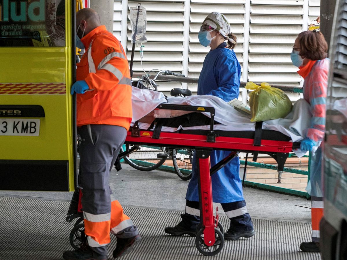 Foto: Personal sanitario lleva a un paciente a las Urgencias del Hospital Clínico Universitario Lozano Blesa, de Zaragoza. (EFE)