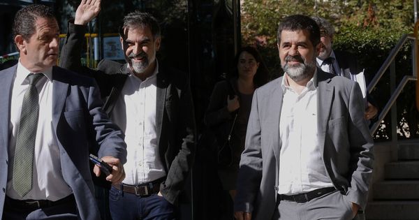 Foto: Sánchez y Cuixart abandonan la Audiencia Nacional tras declarar como investigados por sedición. (EFE)