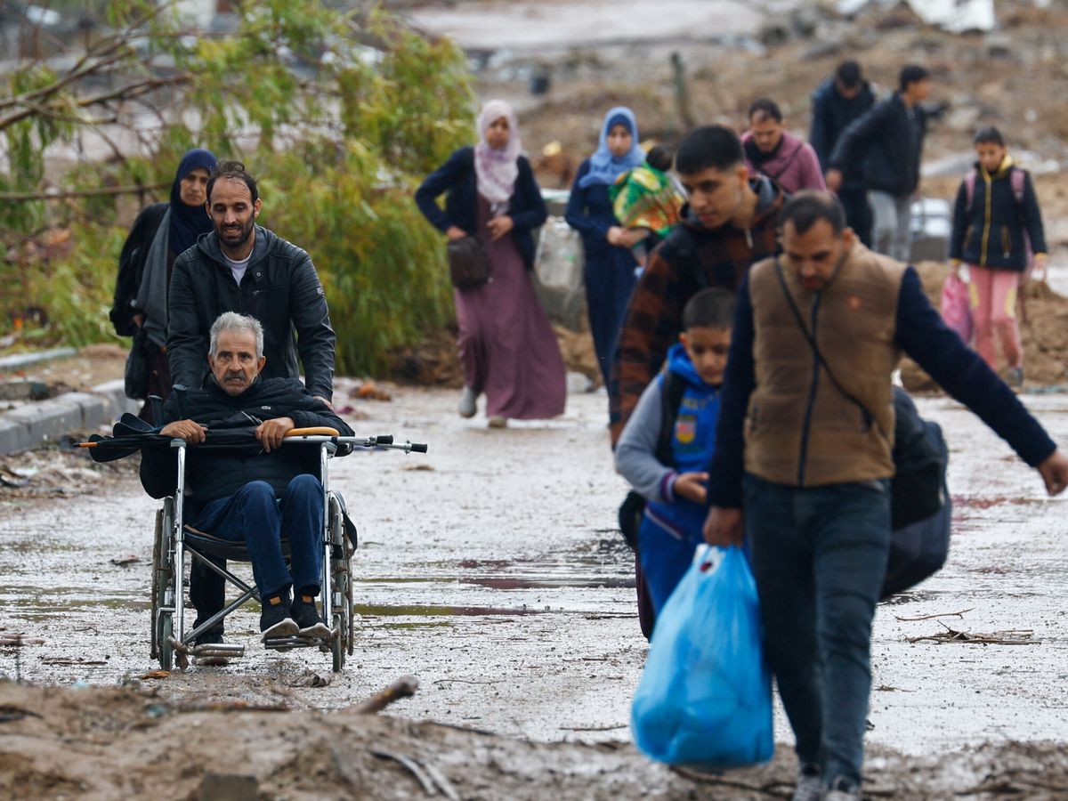 Foto: Palestinos huyen del norte al sur de Gaza. (Reuters/Ibraheem Abu Mustafa)