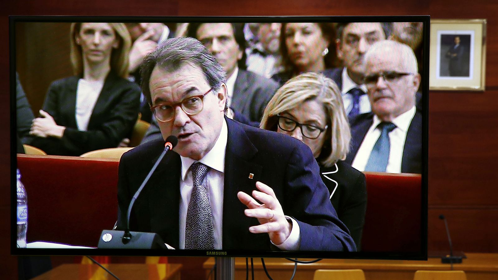 Foto: Vista de una pantalla en una de las salas de prensa, durante la declaración de Artur Mas en el juicio. (EFE)
