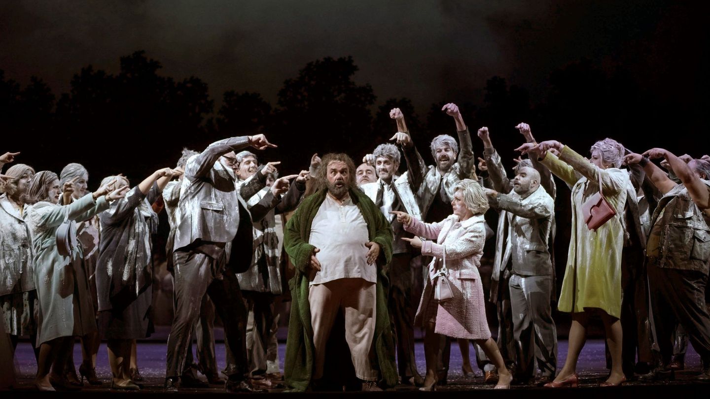 Roberto De Candia (Sir John Falstaff) y el coro en el ensayo general de ópera Falstaff, de Giuseppe Verdi. (Javier del Real)