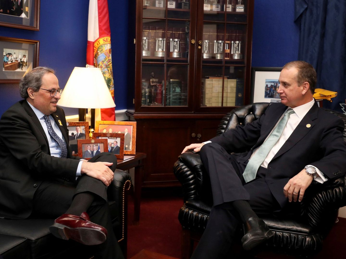 Quim Torra se reunió con el congresista republicano Mario Díaz-Balart el pasado enero. La nueva 'embajadora' de la Generalitat en Washington, Victoria Alsina, cerró el encuentro. (EFE)
