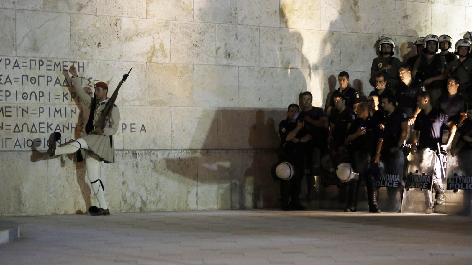 Foto: Guardia del Parlamento griego en la plaza Syntagma de Atenas. (EFE)