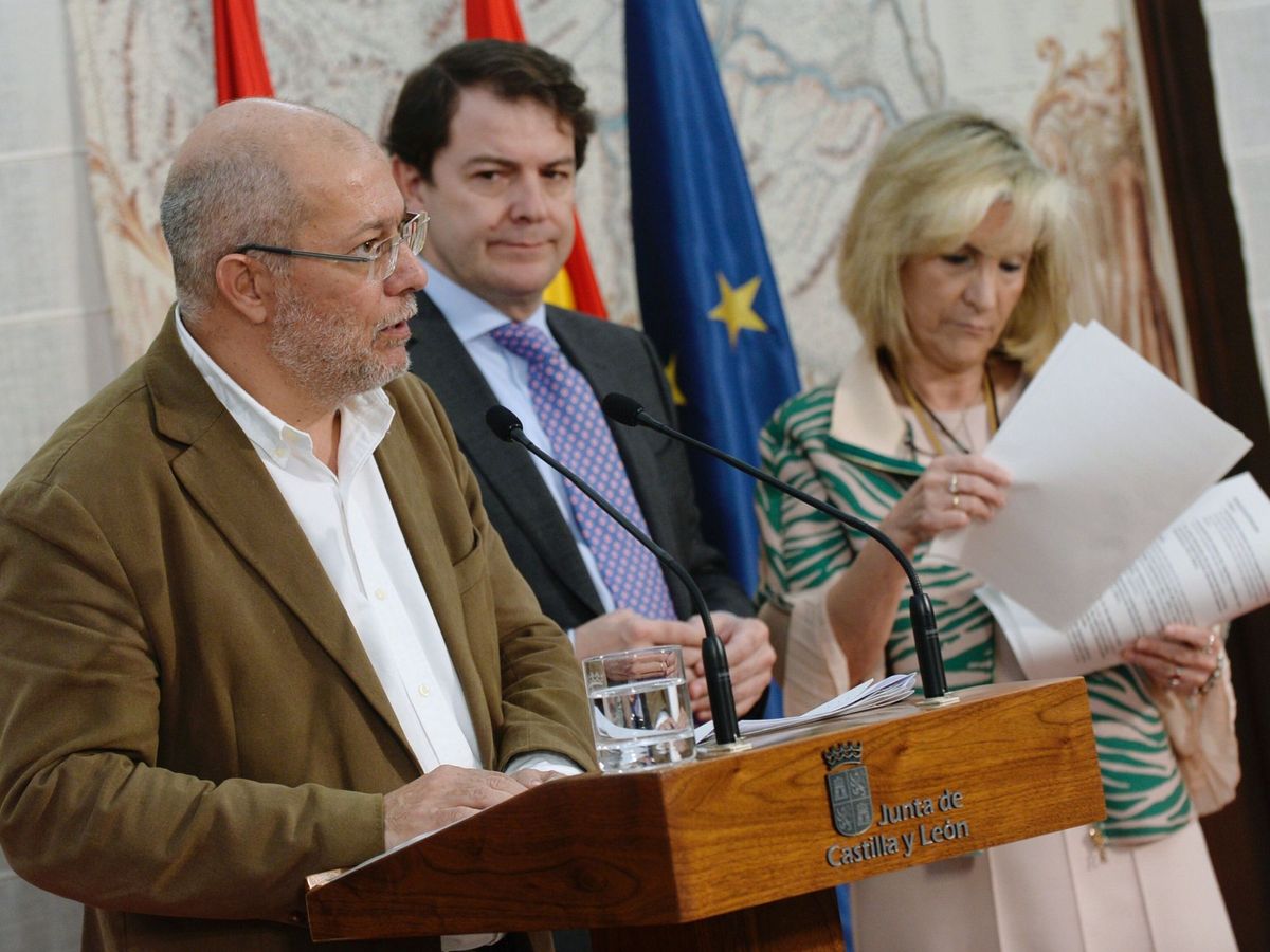 Foto: El presidente de la Junta de Castilla y León, Alfonso Fernández Mañueco (c), el vicepresidente, Francisco Igea, y la consejera de Sanidad, Verónica Casado. (EFE)
