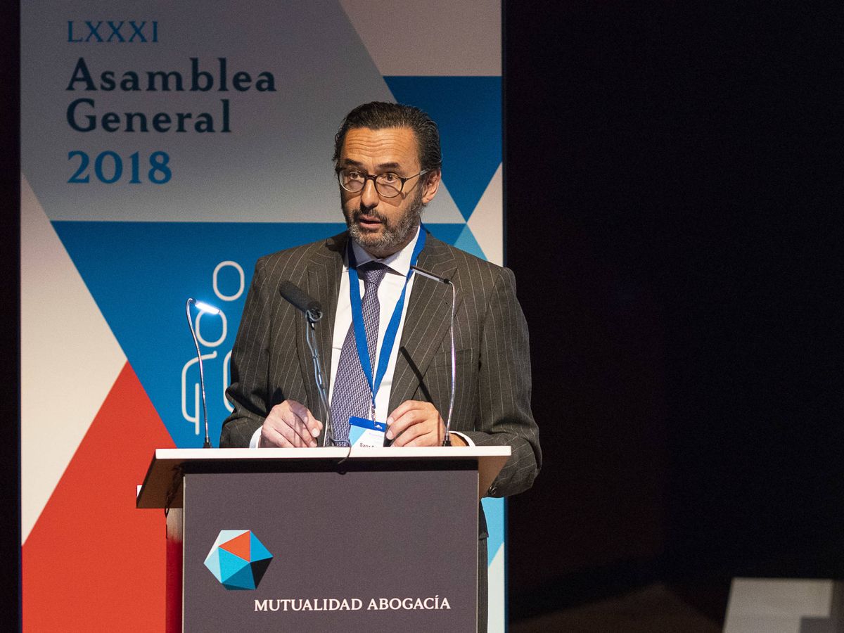 Foto: Enrique Sanz Fernández-Lomana, presidente de la Mutualidad de la Abogacía, durante la asamblea general de 2018.