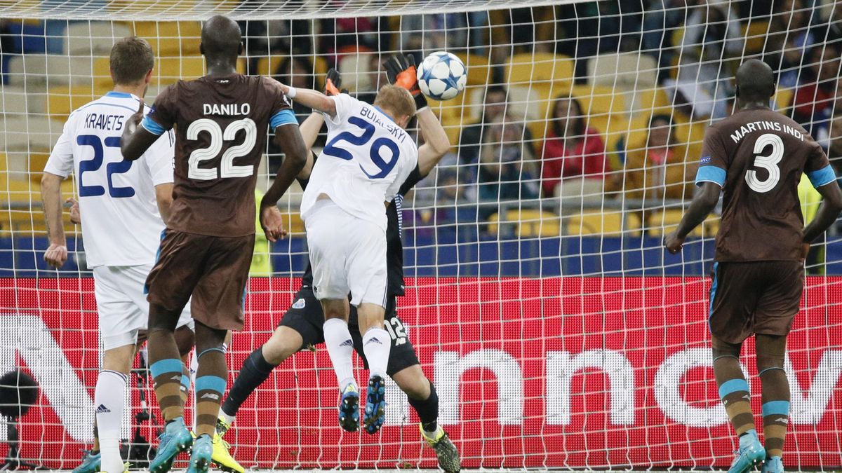 Casillas se queja del gol encajado en el último minuto ante el Dinamo de Kiev