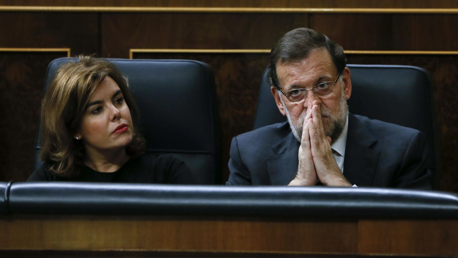 Foto: El presidente del Gobierno, Mariano Rajoy, junto a la vicepresidenta, Soraya Sáenz de Santamaría, durante un pleno del Congreso de los Diputados. (Efe)