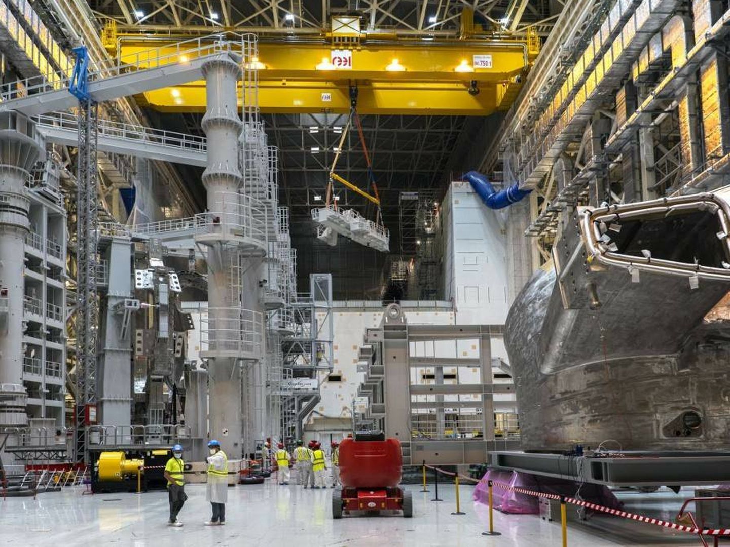 El último sector de la cámara de vacío en el hall de ensamblaje del ITER