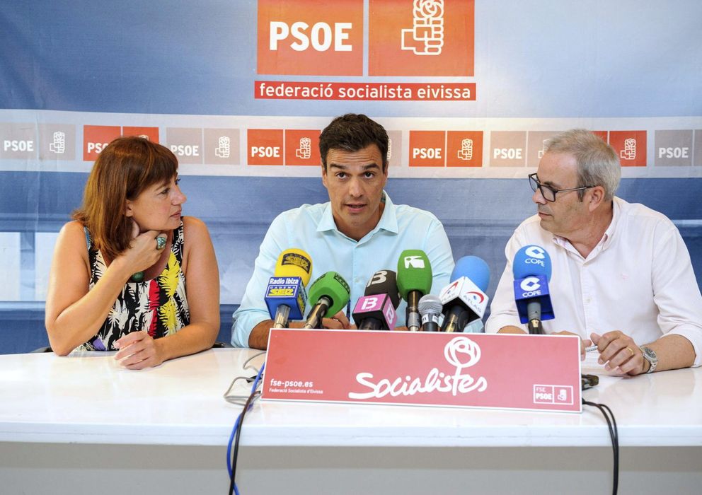 Foto: El secretario general del PSOE, Pedro Sánchez (c), durante la rueda de prensa. (EFE)