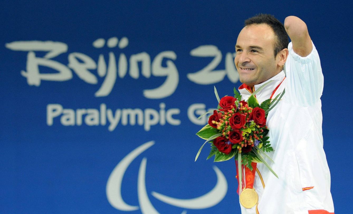 Ricardo Ten, con la medalla de oro en los 100m braza durante los JJOO de Pekín. (Imago)
