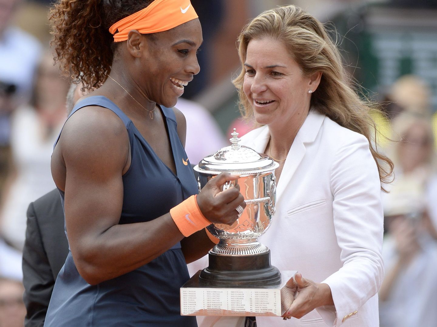 Serena Williams recoge el trofeo de Roland Garros de la mano de la excampeona Arantxa Sánchez Vicario, en 2013. (EFE)
