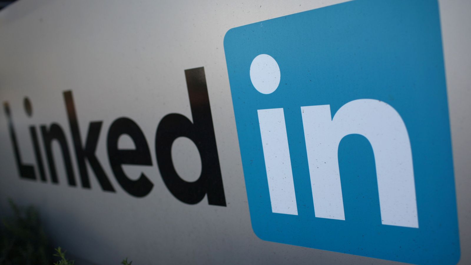 Foto: ¿Buscas tu primer empleo en LinkedIn? Sigue estos consejos para conseguirlo (REUTERS)