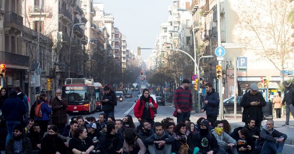 Foto: Una decena de huelguista corta la carretera de Sants, en Barcelona. (EFE)