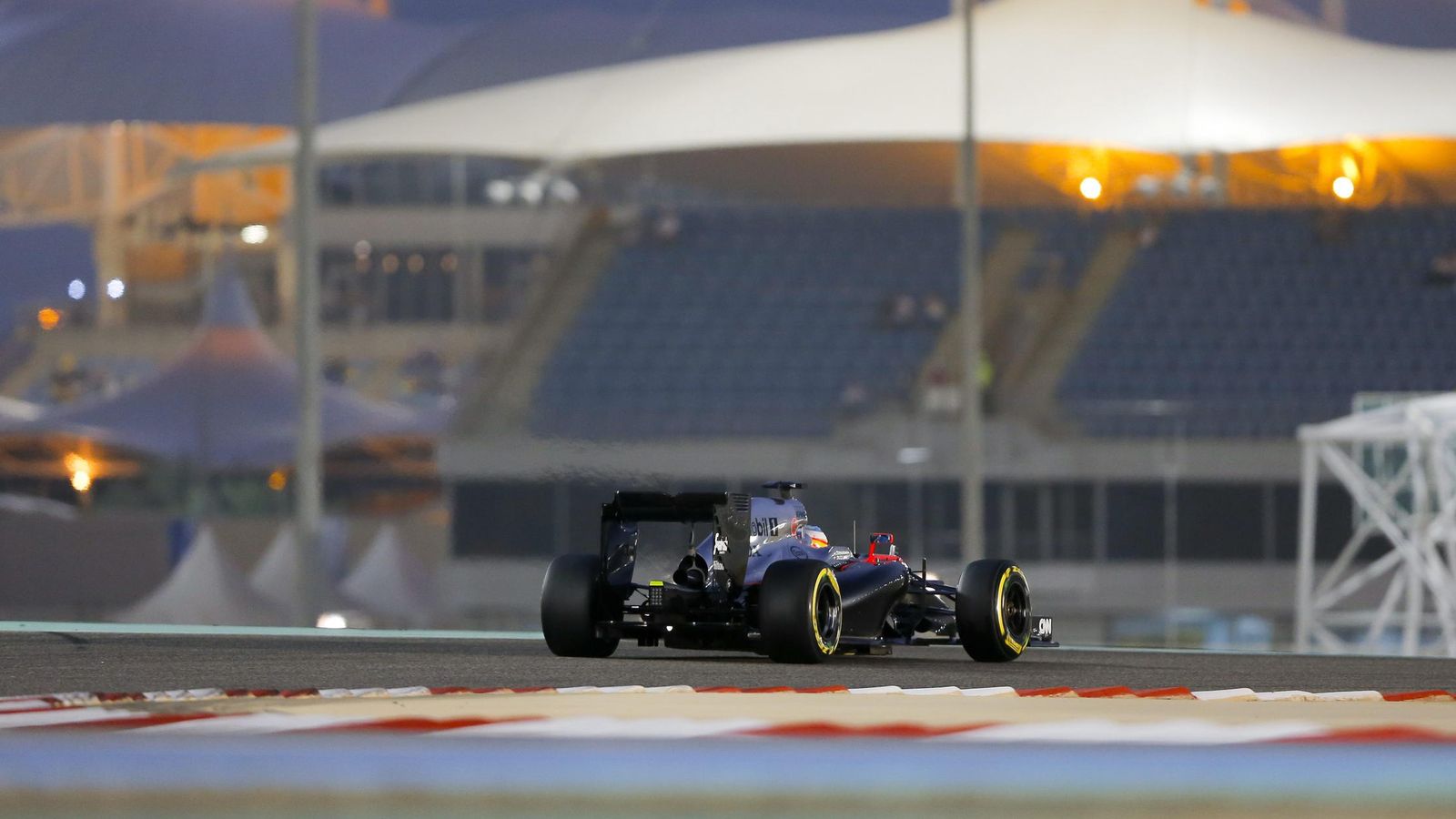 Foto: Fernando Alonso durante el GP de Bahrein (Efe)