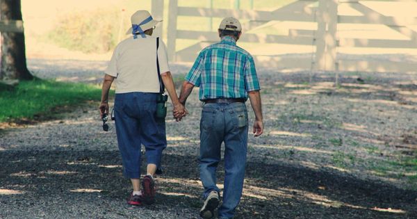 Foto: Una pareja de abuelos da un paseo | Pexels