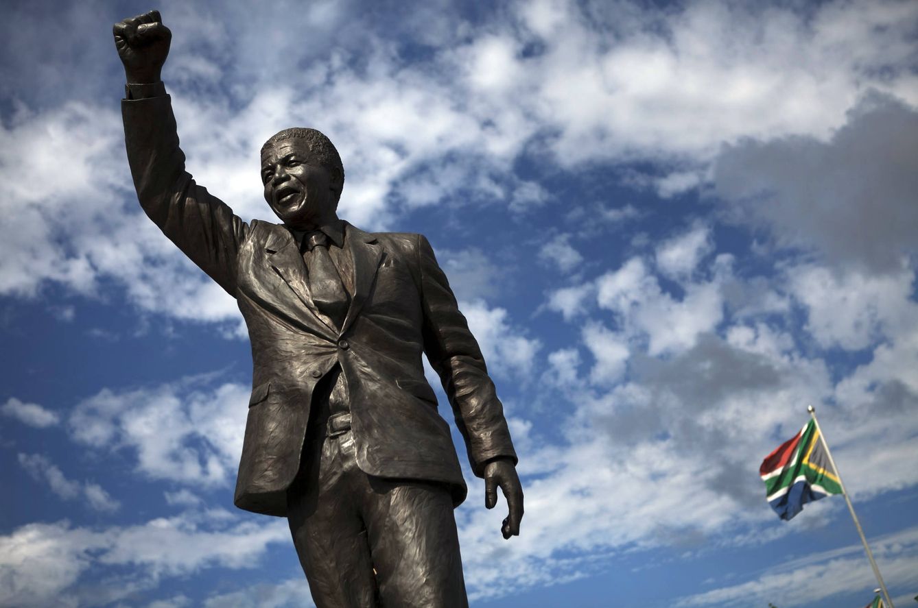 Una estatua de Nelson Mandela ante la puerta del Drakenstein Correctional Centre, cerca de Paarl, en la provincia Cabo Occidental. (Reuters)