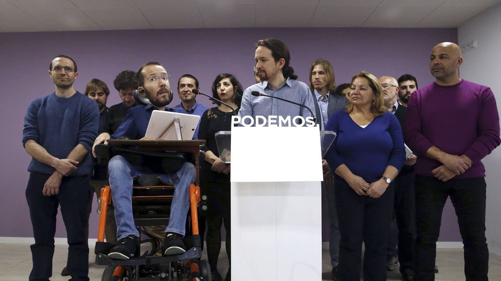 Foto: El secretario general de Podemos, Pablo Iglesias (c), durante una rueda de prensa con los secretarios generales autonómicos y de Organización, celebrada el pasado mes de marzo. (EFE)