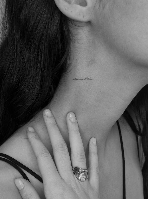 Detalle del tatuaje en el cuello de Victoria Federica. (Cortesía)