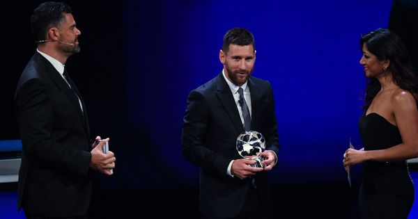 Foto: Leo Messi recoge su premio a mejor delantero de la pasada Champions League. (EFE) 