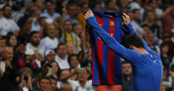 Foto: Messi celebra el 2-3 mostrando su camiseta a la grada del Bernabéu. (Reuters)