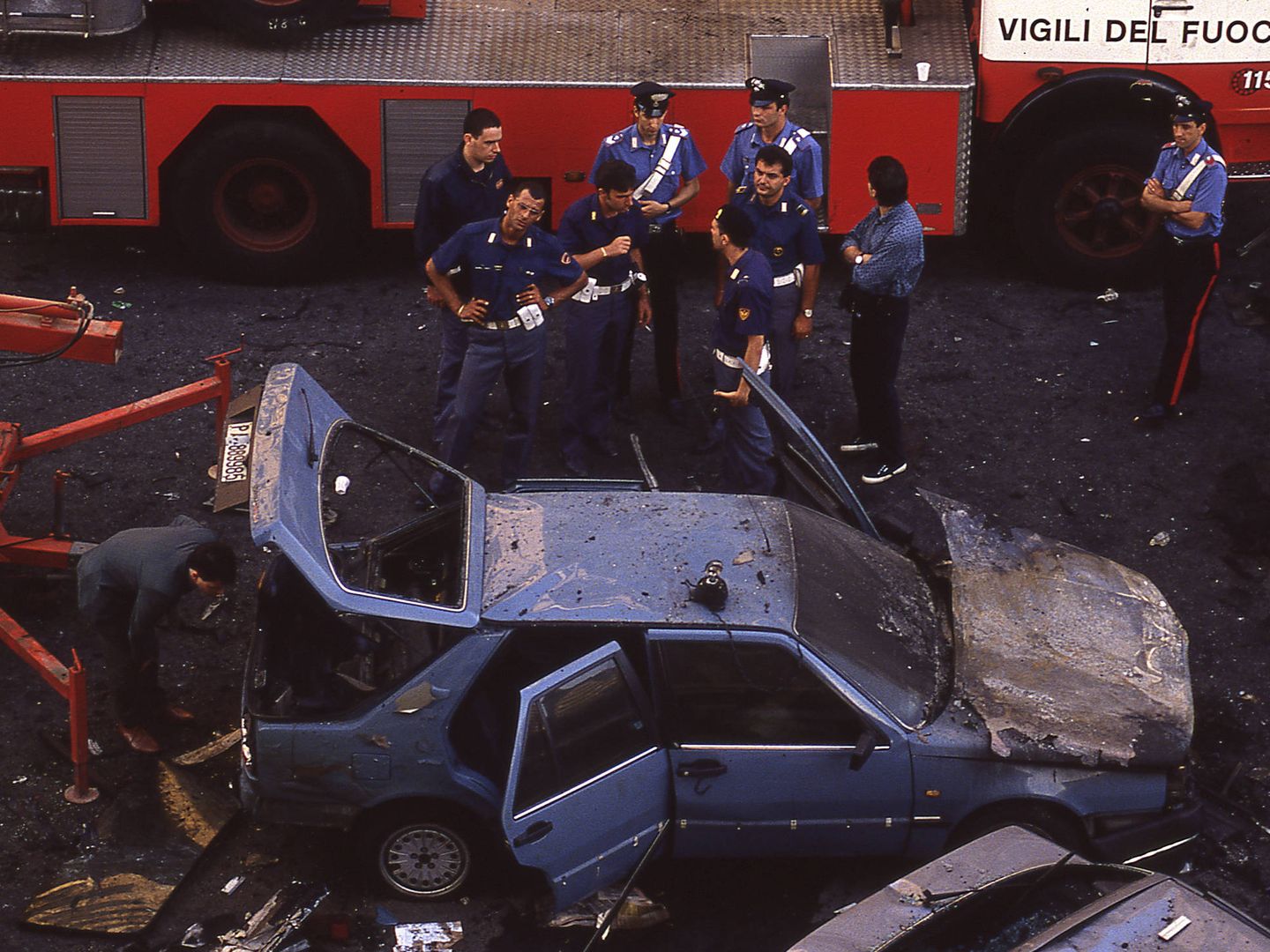 Policías italianos examinan el vehículo quemado del juez Paolo Borsellino, asesinado con un coche bomba en Palermo el 19 de julio de 1992. (Reuters)