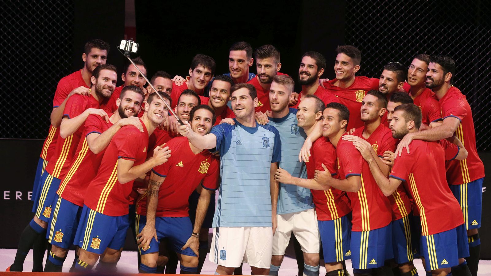 Foto: La selección española de fútbol, en un acto para presentar su nueva equipación. (EFE)
