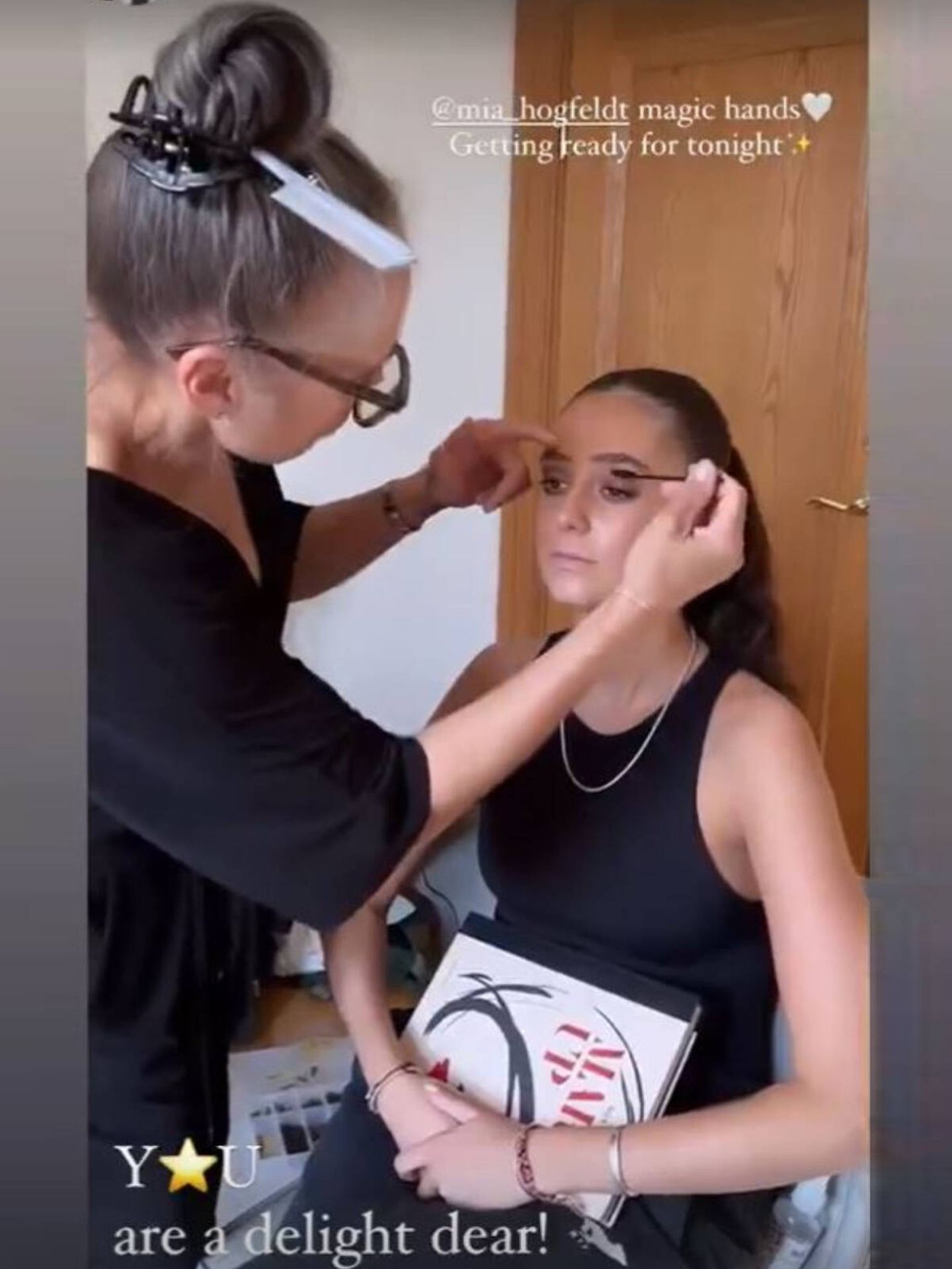 Mia Hogfeldt maquillando a Victoria Federica. (Instagram/@mia_hogfeldt)