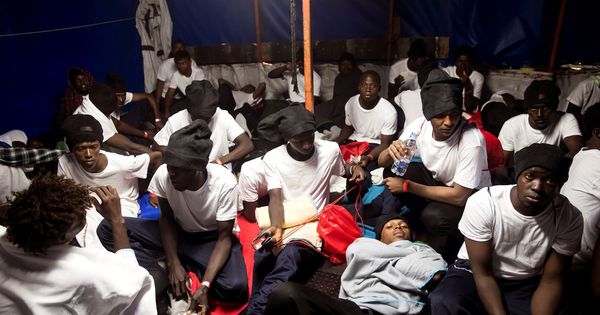 Foto: Parte de los 629 inmigrantes que han sido trasladados al barco Aquarius, fletado por Médicos Sin Fronteras y SOS Mediterranée. (EFE)