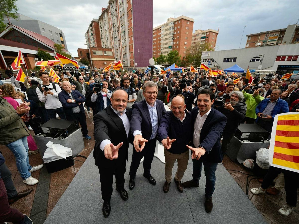 Foto: El líder del PP, Alberto Núñez Feijóo, junto al candidato del partido en Cataluña durante un mitin en Cornellá. (PP)