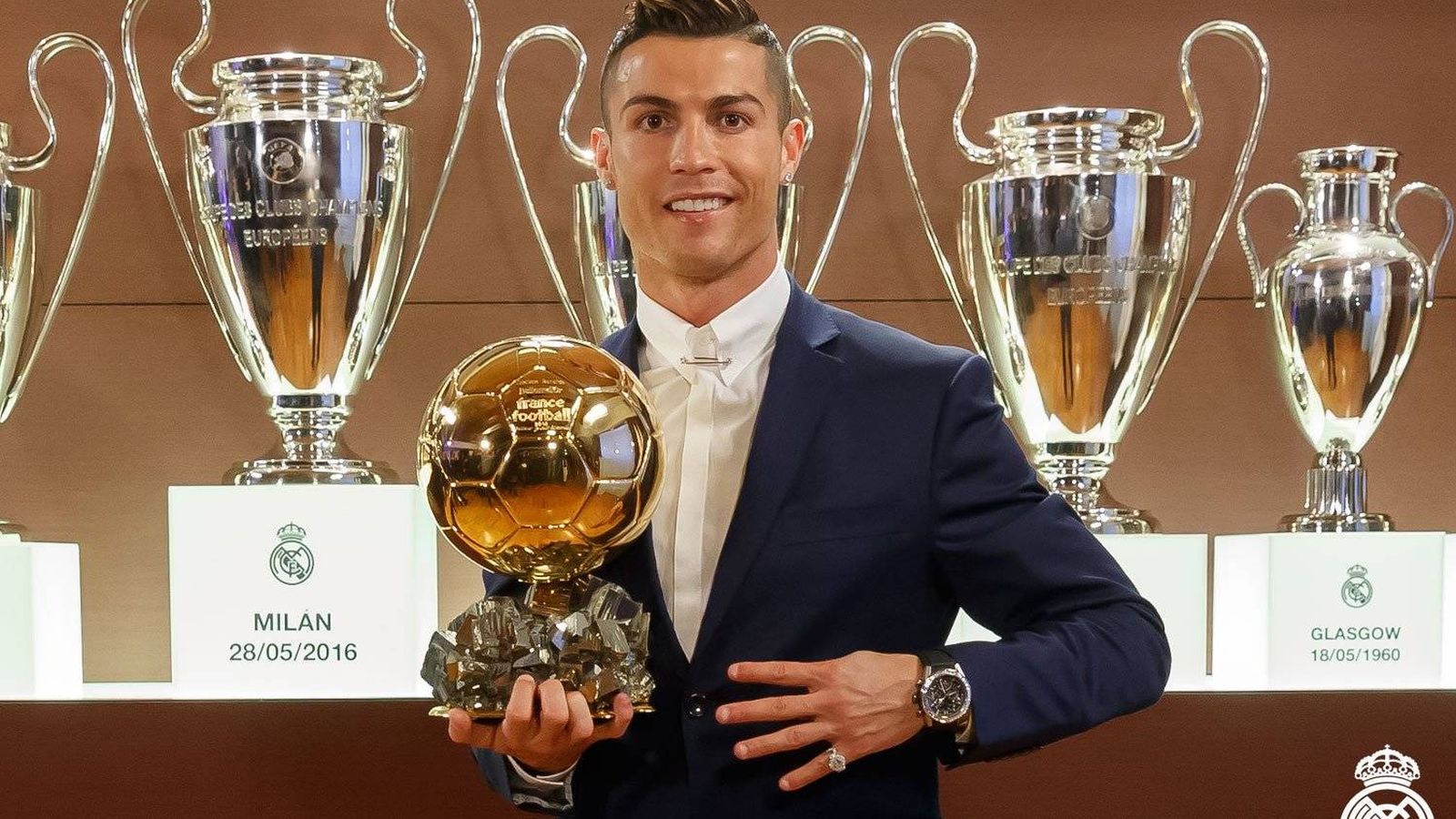 Foto: Cristiano Ronaldo posa con el último Balón de Oro ganado (RealMadrid.com)