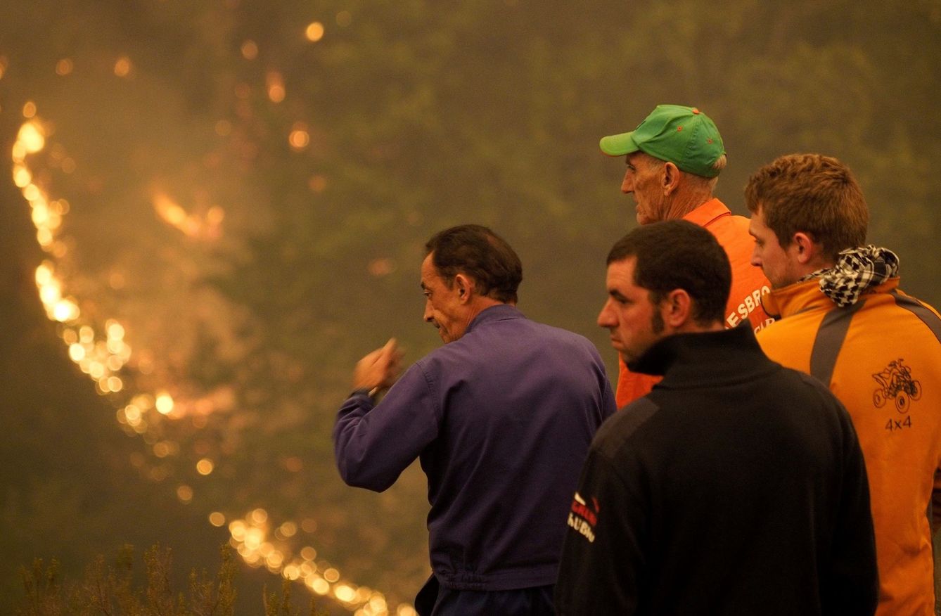 Vecinos de Ancares, preocupados por las llamas el pasado año. (EFE)