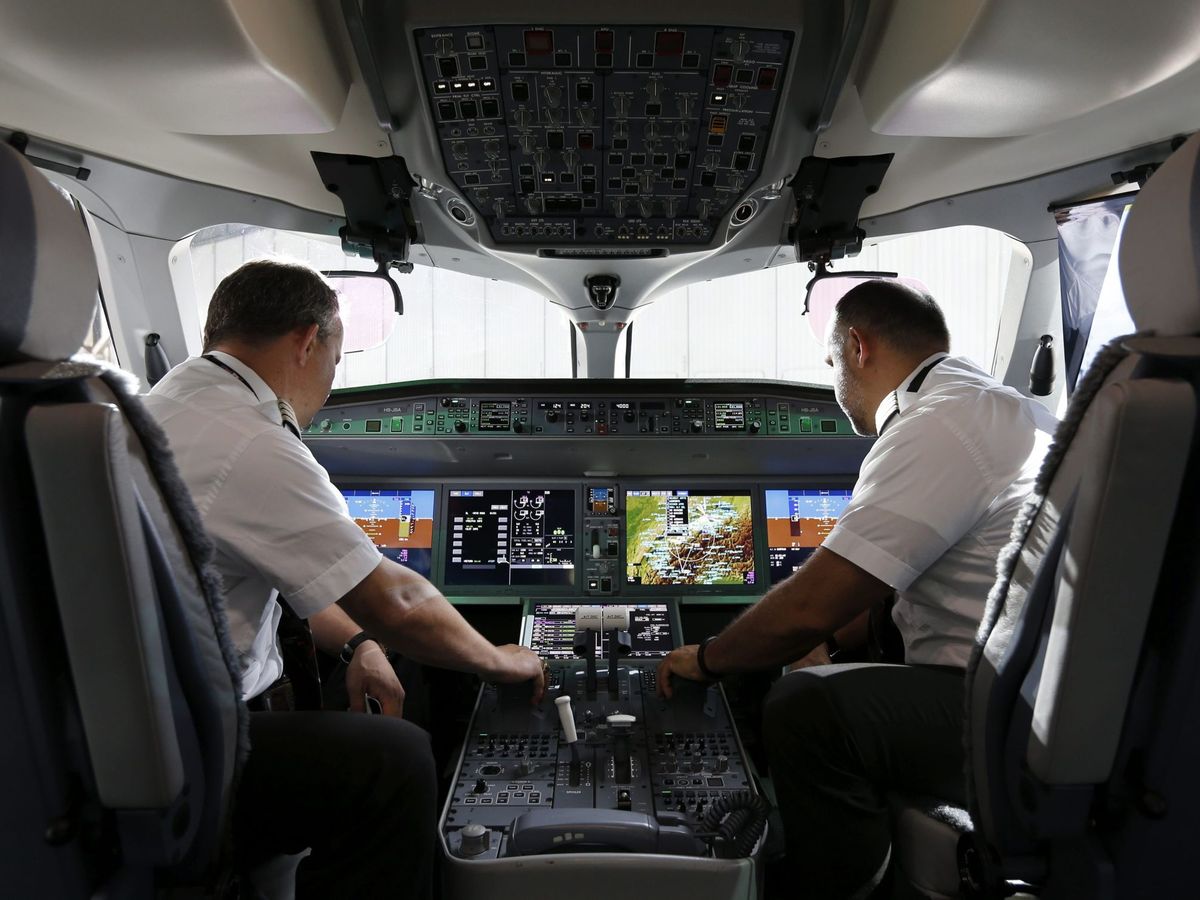 Foto: Vista de la cabina de un avión Bombardier C Series. (EFE/Alexandra Wey)
